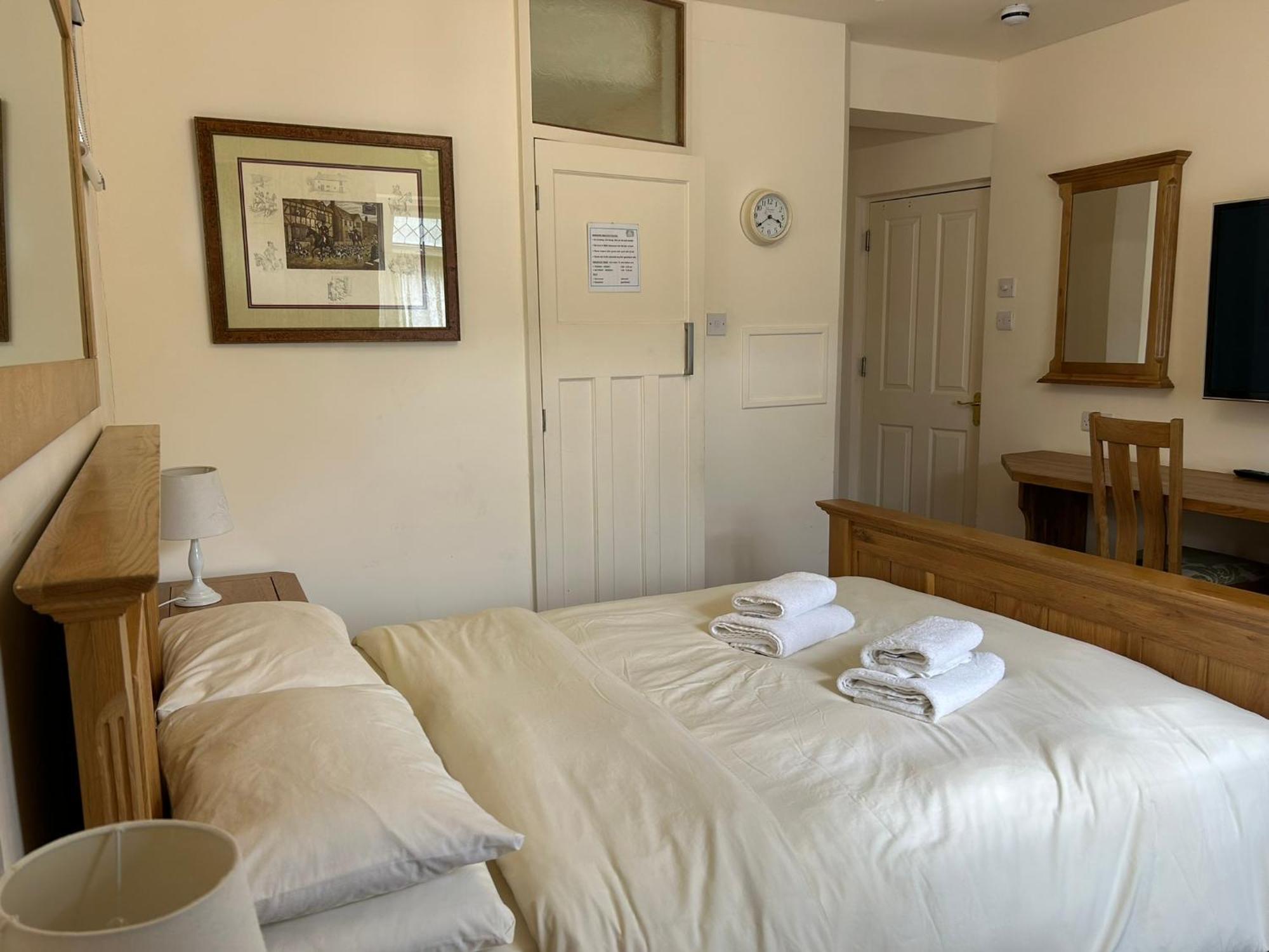 Oakwood Bed And Breakfast Heathrow Hillingdon Exterior photo