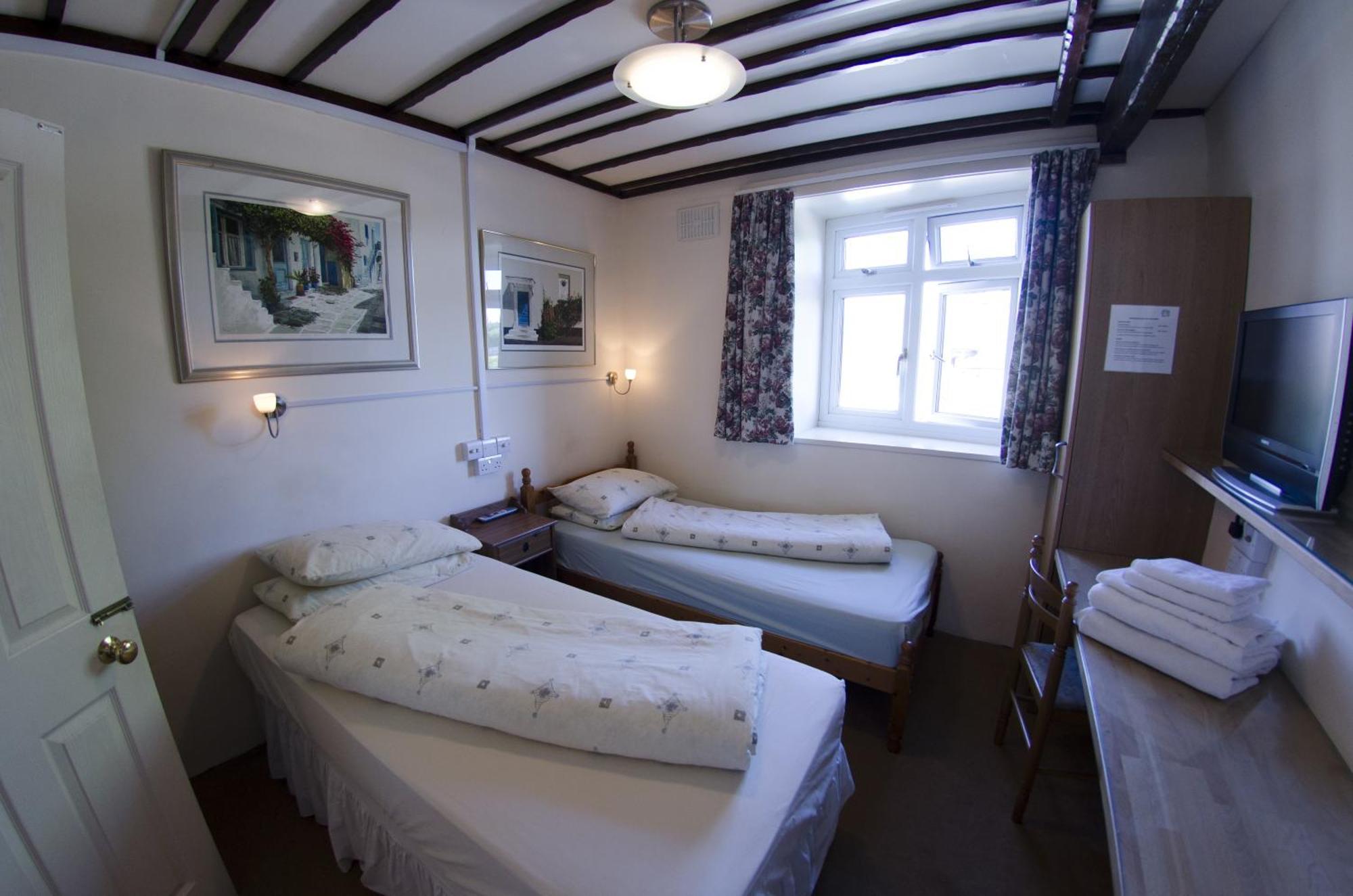 Oakwood Bed And Breakfast Heathrow Hillingdon Room photo