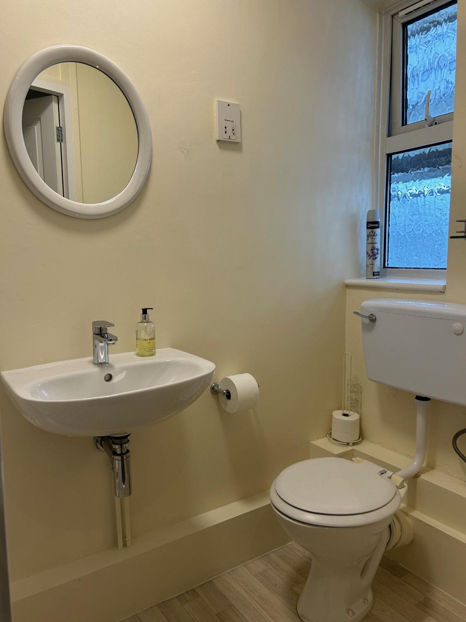 Oakwood Bed And Breakfast Heathrow Hillingdon Exterior photo