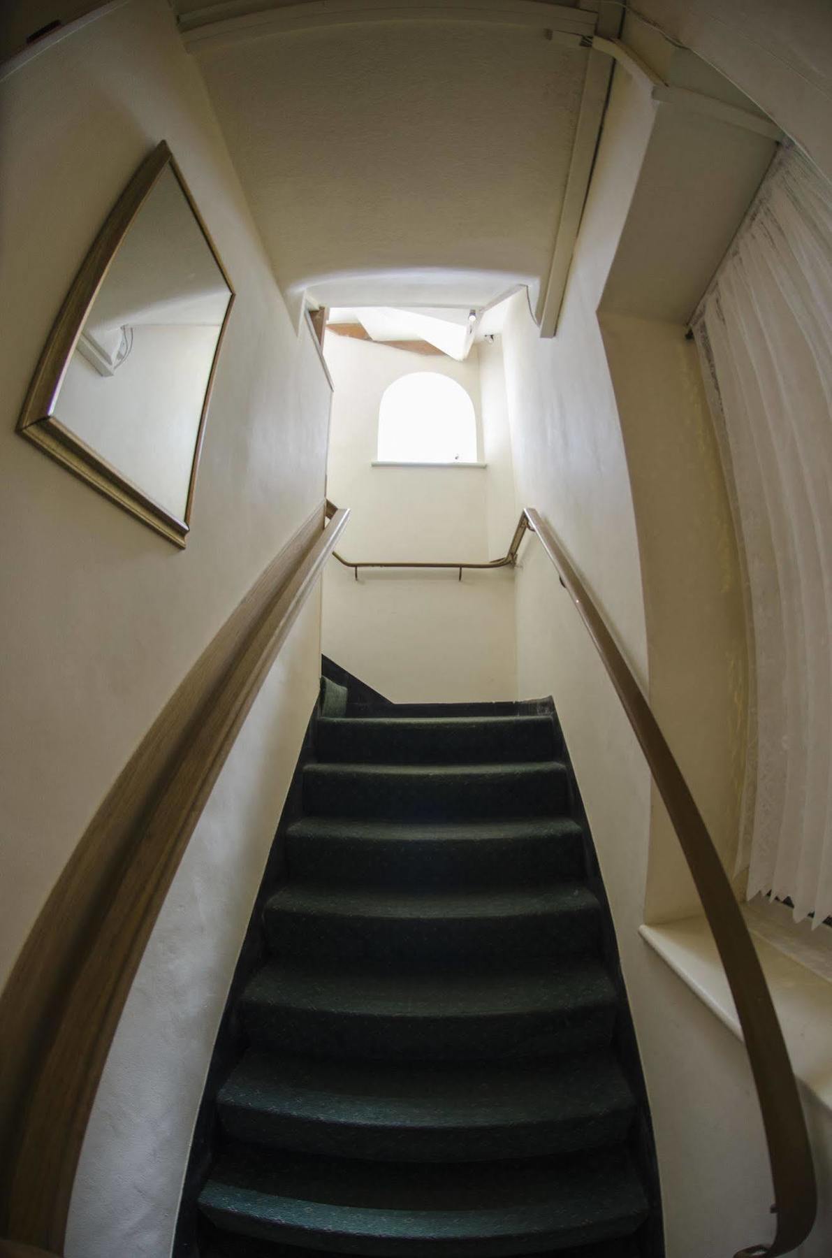 Oakwood Bed And Breakfast Heathrow Hillingdon Exterior photo